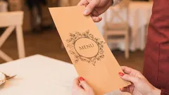 Wie man die Aufmerksamkeit des Kellners auf sich lenkt. Tipps zur Restaurantetikette: subtile Signale, die helfen, den Service zu beschleunigen.