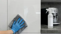 Fettflecken und Staub bleiben nicht mehr an Küchenschränken haften: Hier erfahren Sie, was Sie dafür tun müssen.