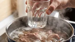 Warum man beim Kochen von Fleisch ein Glas in den Topf stellen sollte: Diese Methode ist fast niemandem bekannt.