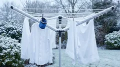 Wie trocknet man gewaschene Wäsche im Winter schneller? Deshalb sollte man sie auch bei -15 °C nach draußen hängen.