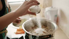 Wie kann man versalzene Suppe retten? Fügen Sie eine Scheibe dieser Frucht hinzu und lassen Sie sie 10 Minuten köcheln.