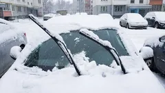 Sollten Scheibenwischer bei Schneefall angehoben werden? Wintertipps für Autofahrer