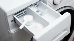 So reinigen Sie eine Waschmaschine: Geben Sie 75 g davon in das Waschmittelfach – Schmutz und Schimmel werden als schwarze Flocken herauskommen.